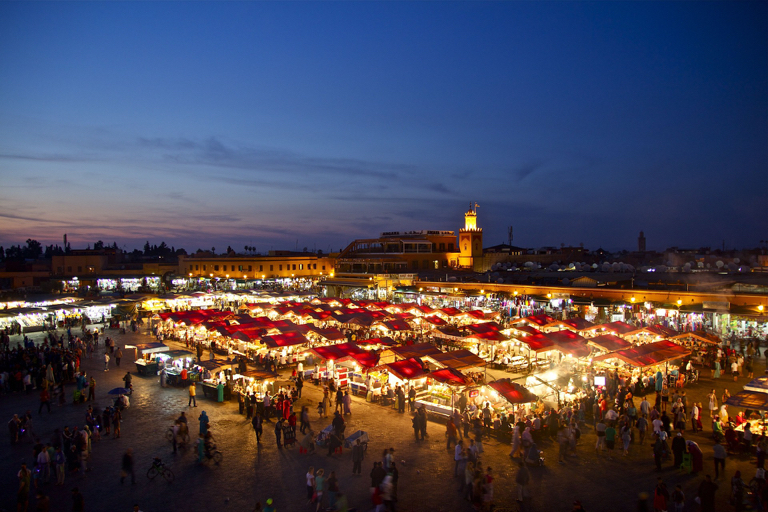 Het Jemaa El Fna plein bij valavond tijdens een reis naar Marrakech