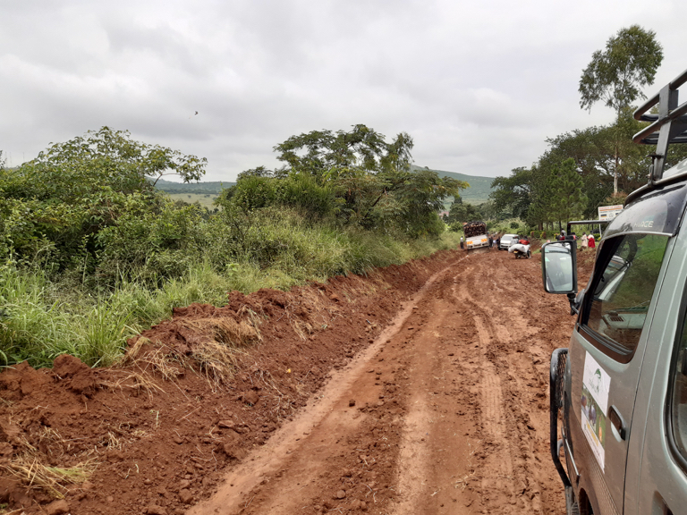 Een modderweg maakt de georganiseerde reis naar Oeganda iets trager maar zorgt voor meer suspens